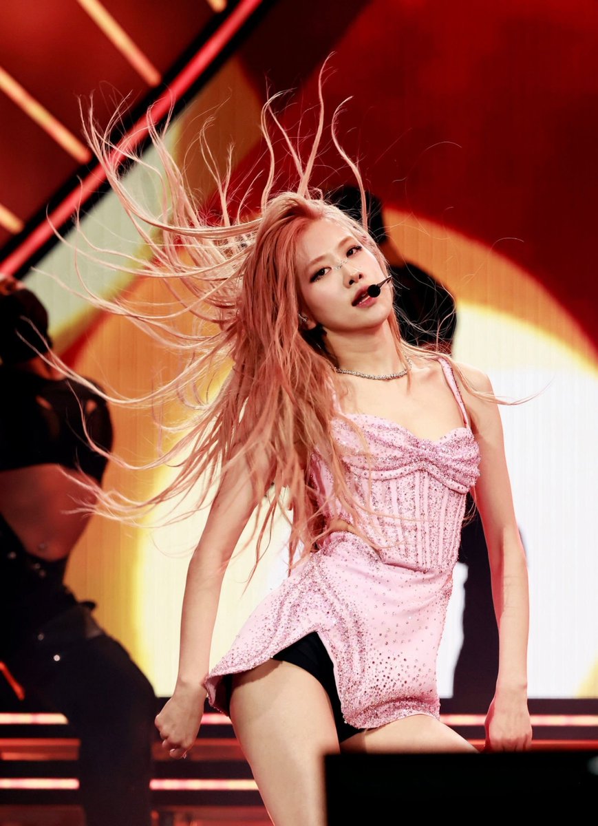 #Rosé rocks #Coachella and a #Tiffany Diamond necklace worth 93.000$, and drives fans wild singing: “but my body don’t belong to nah uh uh none of them"💪👩‍🎤🏜🏟💎📿❤️‍🔥👑💜 <a href="/BLACKPINK/">BLACKPINKOFFICIAL</a>
ROSÉ ROCKS COACHELLA
#ROSÉCHELLA #ROSÉ
#BLACKPINKxCoachella