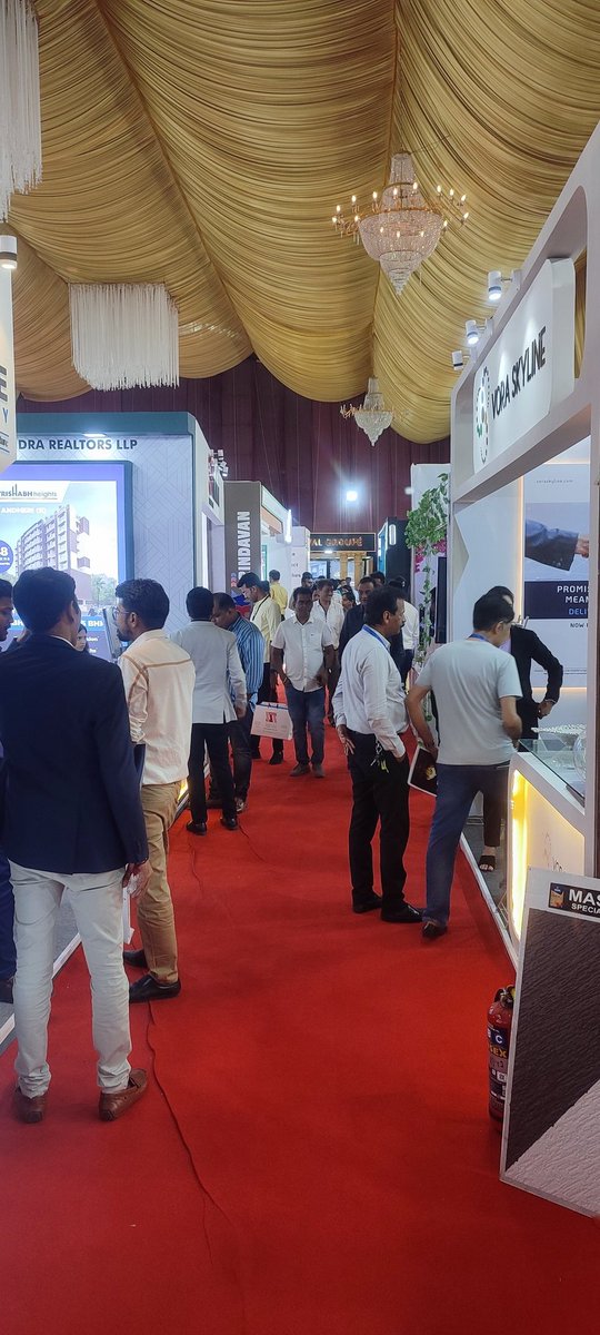 VishalBhargava5's tweet photo. Visited the BDA Real Estate expo today. Observations
1) Quality of stalls has upgraded sharply
2) Limited turnout among buyers
3) Builders with track record are steady. For everyone else, projects are being treated as a commodity
4) Deep crack in early U/C demand https://t.co/nIjmnYRLnQ