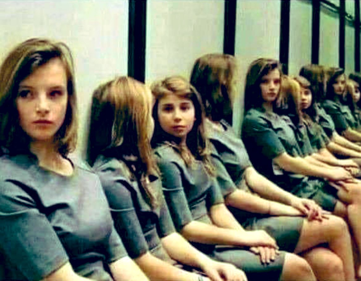 hvgoenka's tweet image. How many girls are there? Write your answer within 10 seconds