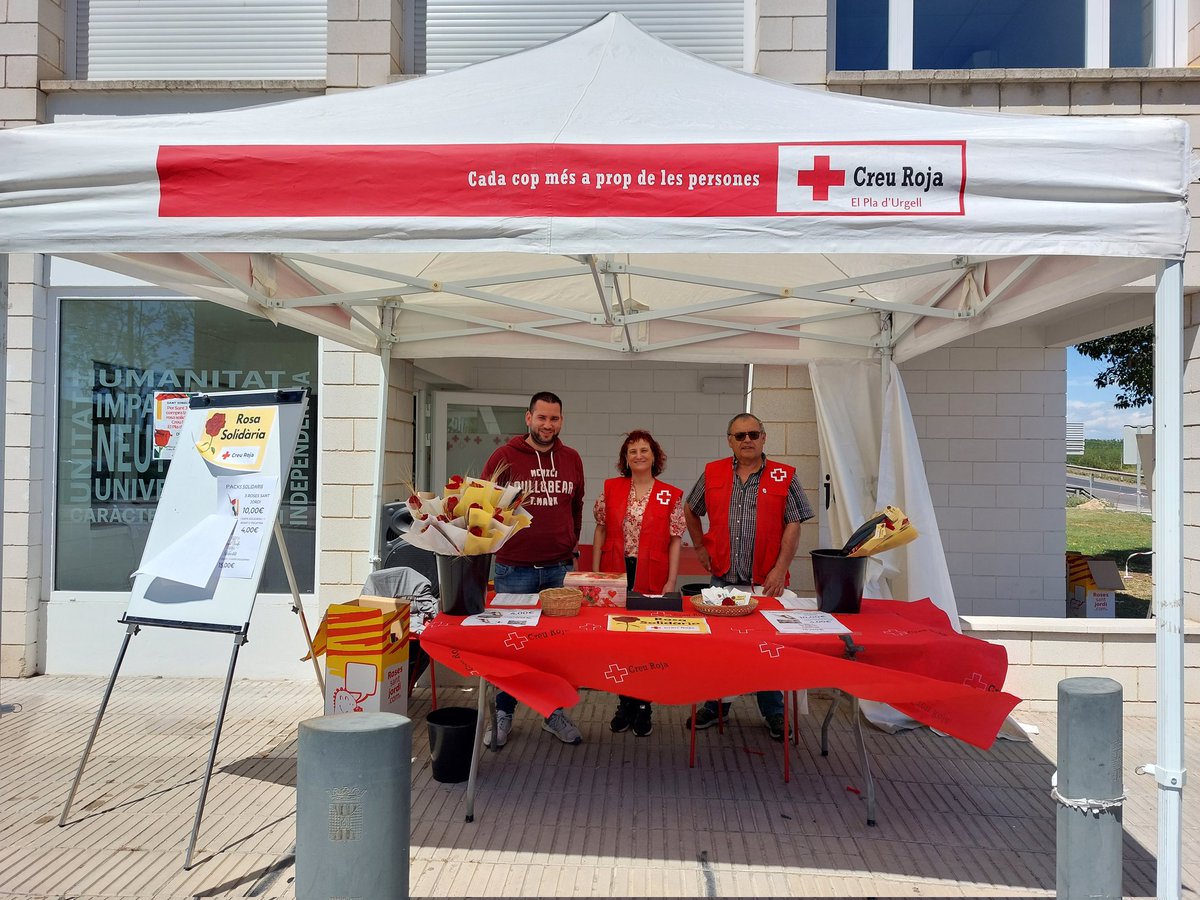 Diada de Sant Jordi 2023. Gràcies a tothom que ens heu vingut a visitar i comprar la rosa solidària de Creu Roja per projectes de vulnerabilitat. #SantJordi #SantJordiCreuRoja #SantJordiiSantaJordina #23Abril #Solidaritat #SantJordi2023 #roses <a href="/CreuRojaCAT/">Creu Roja Catalunya</a> <a href="/CreuRojaLleida/">Creu Roja Lleida</a>