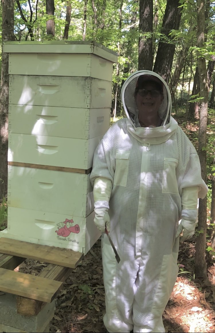 NevaehSeniah's tweet photo. #Beekeeping but HIGHLY allergic! #OrganicallyGrown #CertifiedNaturallyGrown #GeorgiaGrown #QuirkyFarmGirl #WomanOwnedBusiness #Honey #SendTips #NevaehSeniah #FlyingPigFarm #Georgia #WomanOwnedFarm #Bees #JediKnights #StormTroopers theme on the #StarWarsFarm #WelcomeToTheDarkside https://t.co/3darRCff5N