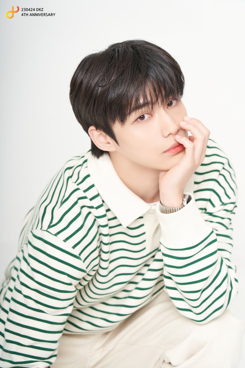 dkz_dy's tweet photo. #DKZ_4TH_DEBUT 🥳🎨

#DKZ #디케이지
#경윤 #KYOUNGYOON https://t.co/GFndm01prJ