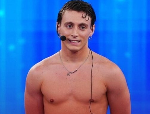 _rrrosss__'s tweet photo. Ormai i talenti li stanno sbattendo tutti fuori a partire da Samu, passando per Alessio e Federica e finendo a Ramon. Io sono davvero scioccata da questo serale. Voi quattro continuerete a brillare fuori da lì perchè vi meritate di meglio #amici22 https://t.co/YtuRywzzBB