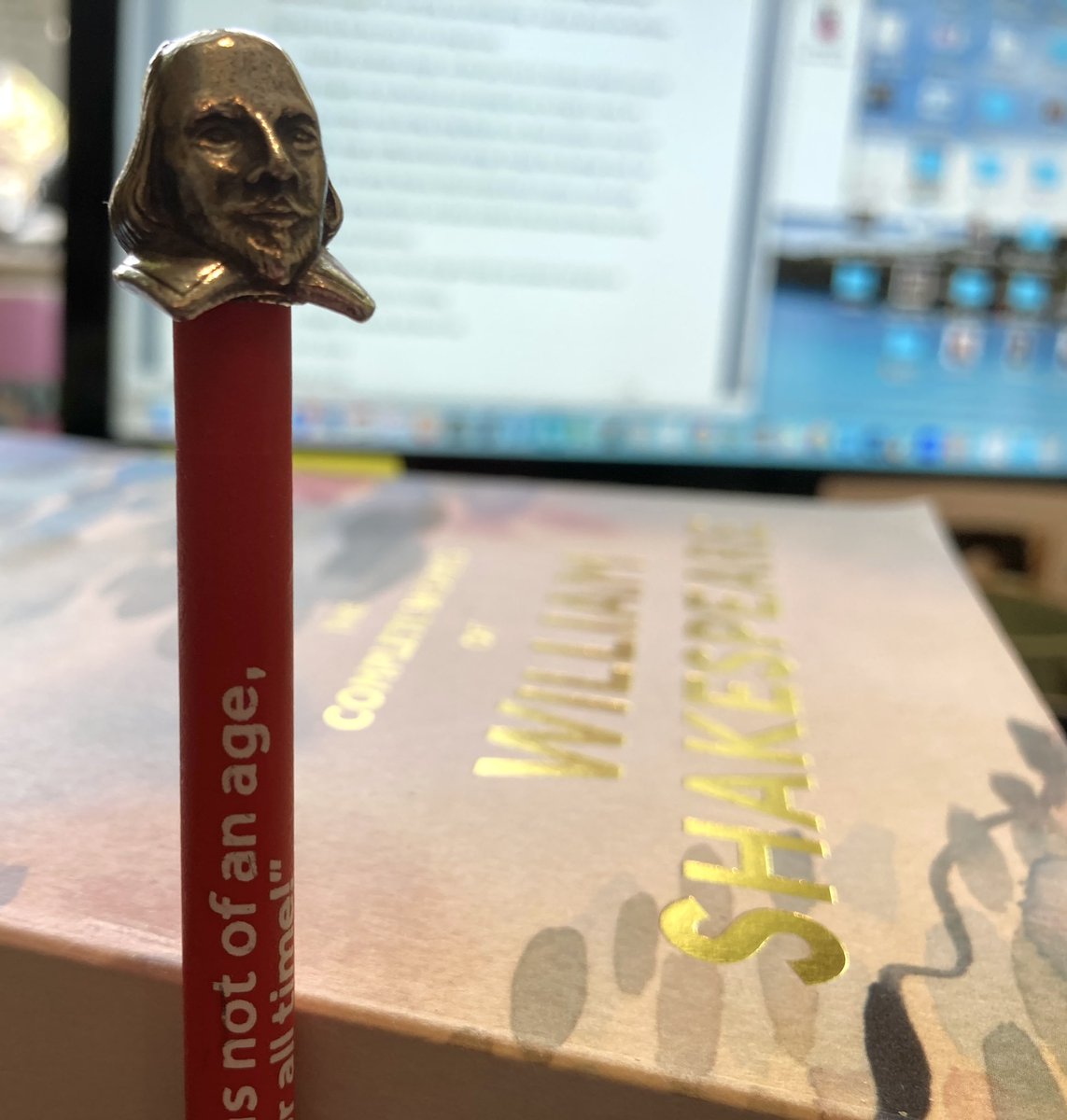 wurdsmyth's tweet image. Happy #ShakespeareDay! It seems apt, considering I owe him thanks for my name, my love of Stratford-upon-Avon and a *great* deal of help with #Book14… 🤔🪶🎭