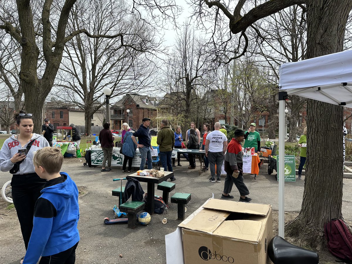 snails_collect's tweet photo. Thanks to everyone who came out yesterday to celebrate Earth Day at Dundonald Park. We had a blast chatting with folks about degrowth &amp; how we can come together &amp; build collective power to change the economic system. Big thanks to @CentretownCCA &amp; @CentretownCHC for organizing! https://t.co/rRBgNE1f96