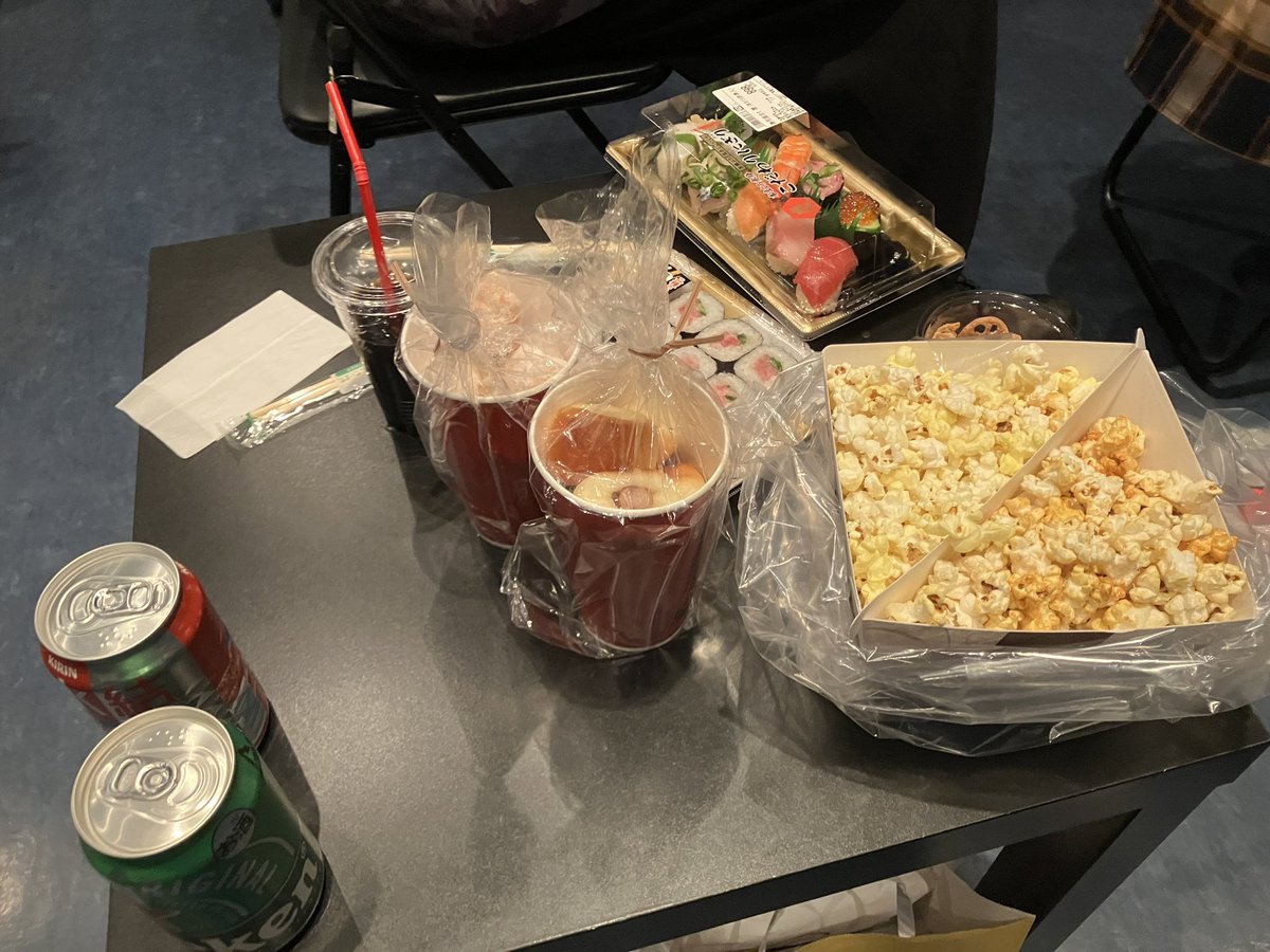 mk2tabi's tweet image. 『もはやヌュマの懇談会』
フジPオジマさんの茶々入れありつつ（重要）昨日のほぼフル映像を飲み食いしながら観る
たぶん贅沢なイベントだ

資料映像とはいえ結構見応えあった
バンドもちゃんと見えたり定点映像は舞台振り返りの醍醐味なんだよなぁ
#NUANCE
#ヌュアンスの2000
#ぎょねこ #オジマアロー