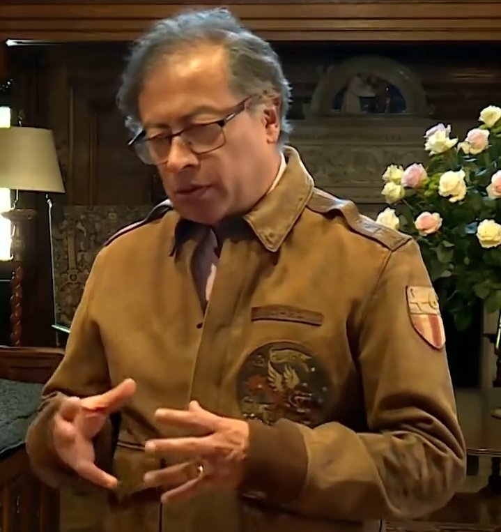 hyances's tweet photo. @infopresidencia @petrogustavo Que significan las insignias en la chaqueta? https://t.co/X42Ue3GsE4