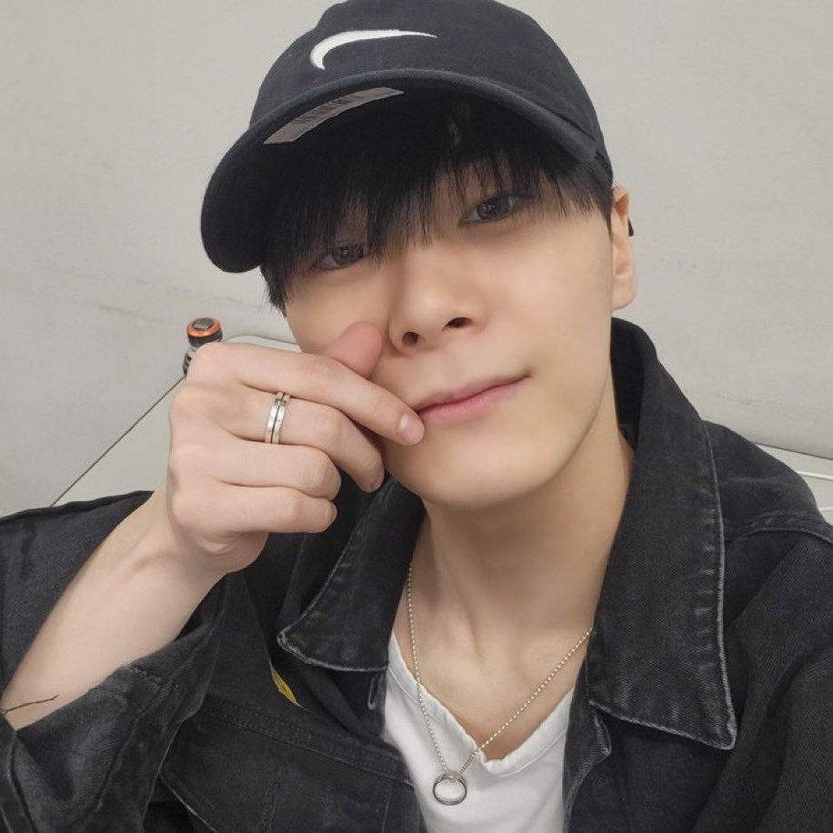 rocong_0126's tweet photo. 평소에 물건 잘 잃어버리면서
우리 빈이 2023년까지 6년 동안 들고 다녔구나..
소중하게 생각해줘서 고마워 😊
#문빈 https://t.co/vMpEiIdZVY