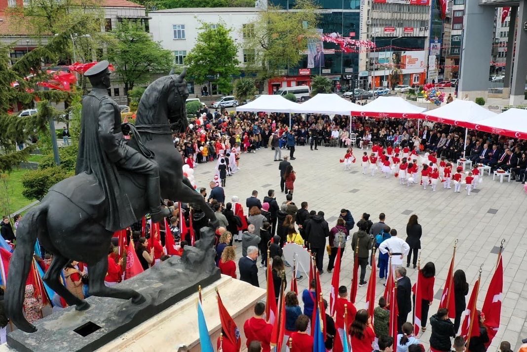 TurkerKapkac's tweet photo. 23 Nisan Ulusal Egemenlik ve Çocuk Bayramımızı Vilayet önünde düzenlenen kutlama etkinliklerine katılarak, coşkulu bir şekilde kutladık. Hazırladıkları gösterilerle günümüze renk katan çocuklarımıza ve onları bugüne hazırlayan değerli öğretmenlerine sonsuz teşekkürler ediyoruz. https://t.co/dUeYBaz9FB