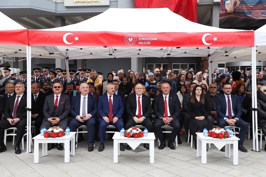 TurkerKapkac's tweet photo. 23 Nisan Ulusal Egemenlik ve Çocuk Bayramımızı Vilayet önünde düzenlenen kutlama etkinliklerine katılarak, coşkulu bir şekilde kutladık. Hazırladıkları gösterilerle günümüze renk katan çocuklarımıza ve onları bugüne hazırlayan değerli öğretmenlerine sonsuz teşekkürler ediyoruz. https://t.co/dUeYBaz9FB