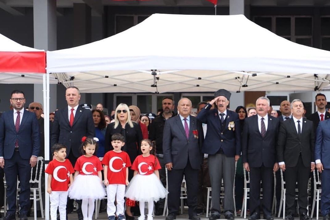 TurkerKapkac's tweet photo. 23 Nisan Ulusal Egemenlik ve Çocuk Bayramımızı Vilayet önünde düzenlenen kutlama etkinliklerine katılarak, coşkulu bir şekilde kutladık. Hazırladıkları gösterilerle günümüze renk katan çocuklarımıza ve onları bugüne hazırlayan değerli öğretmenlerine sonsuz teşekkürler ediyoruz. https://t.co/dUeYBaz9FB