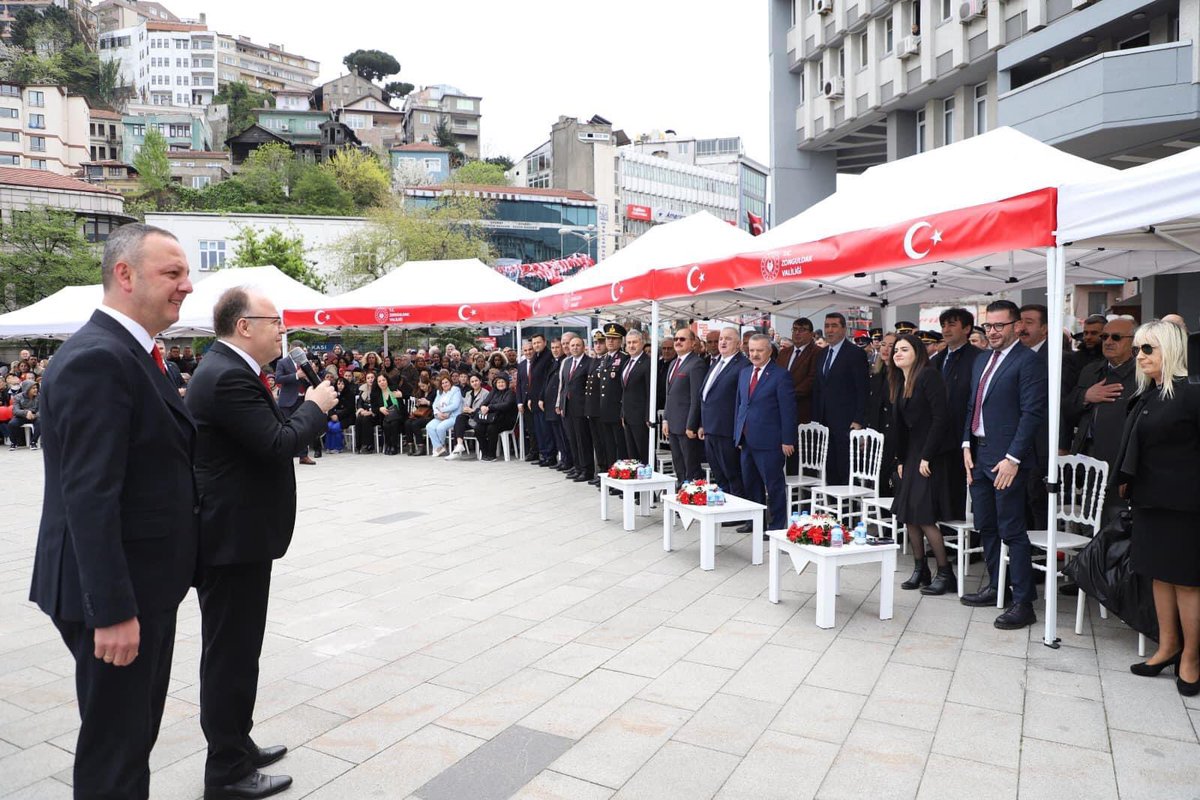 TurkerKapkac's tweet photo. 23 Nisan Ulusal Egemenlik ve Çocuk Bayramımızı Vilayet önünde düzenlenen kutlama etkinliklerine katılarak, coşkulu bir şekilde kutladık. Hazırladıkları gösterilerle günümüze renk katan çocuklarımıza ve onları bugüne hazırlayan değerli öğretmenlerine sonsuz teşekkürler ediyoruz. https://t.co/dUeYBaz9FB
