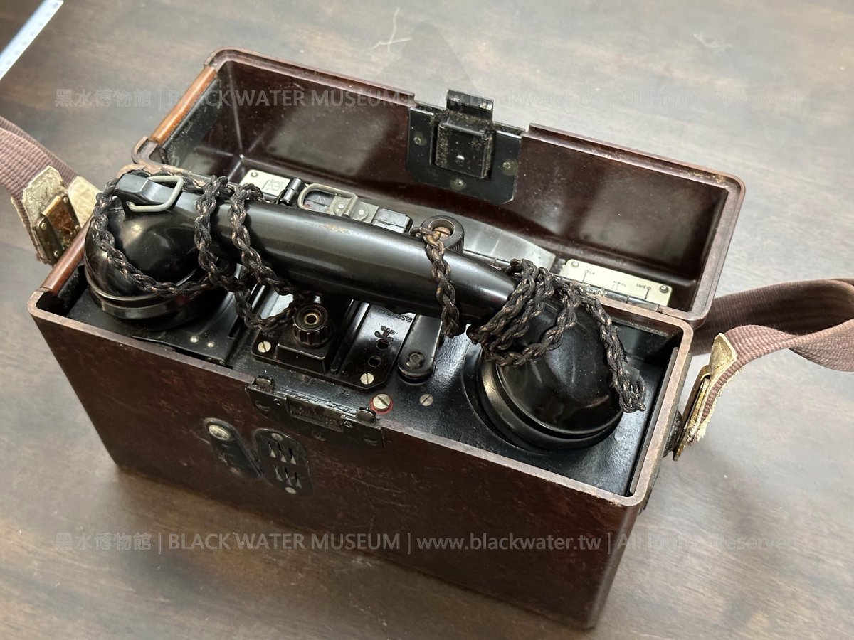 Black_Water_M's tweet photo. 1943,#Wehrmacht Feldfernsprecher 33 (FF33) Telephone, No.113561
#民國32年,#德國 國防軍33型(#FF33) #野戰電話機,序號 113561號《Black Water Museum Collections | #黑水博物館館藏》
👁🗨➡ https://t.co/pWbWuDH99o https://t.co/6FgvYvKusZ