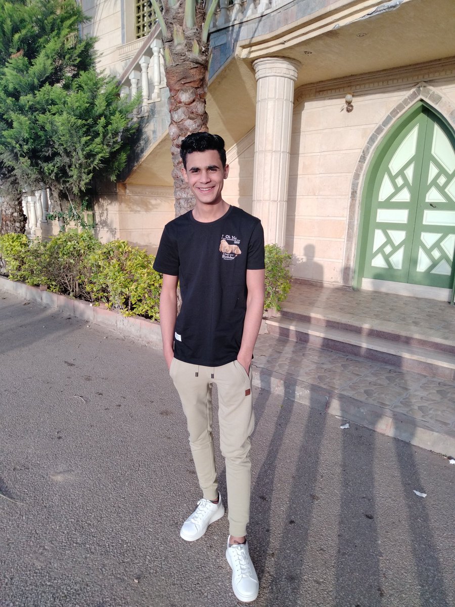 "ثِق بالذي أعطاكَ قلبًا طيبَا
ستطيبُ دنيانا وتزدحمُ النِعَم."✨🤍