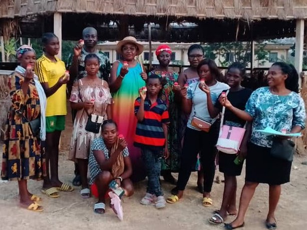 ARREF16's tweet photo. La ville de Bafia en effervescence. Causerie éducative sur l'entrepreneuriat féminin et formation pratique sur la fabrication du menthol. 20 femmes ont été formées📷📷📷📷📷
#love #travail #yaoundecameroun #Arref #développement #autonomisation #237community #réfugiés #ONG https://t.co/GqPHCoyPoq
