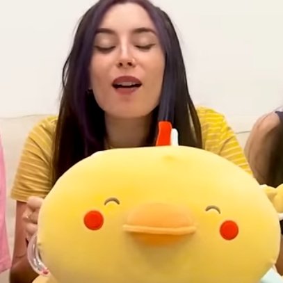 Evelyn feliz Con su Pato 😻
<a href="/SrtaLyna/">Lynita ✨ lvs dani</a>