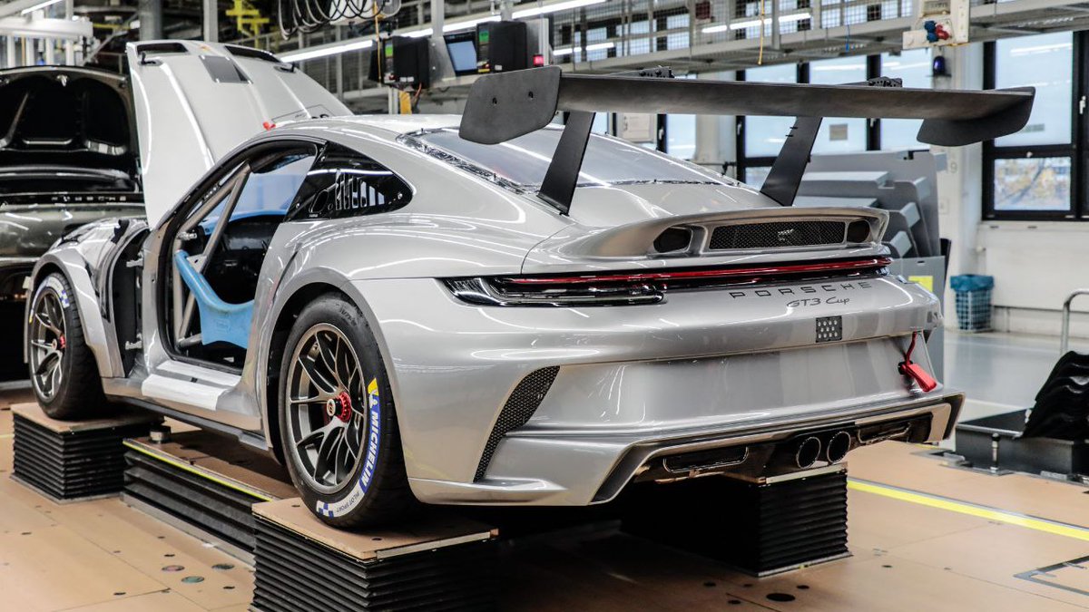 It takes not more than almost 8 hours to build a 911GT3Cup.

The racing cars developed by #Porsche Motorsport in Weissach roll off the same assembly line as the 911 production models at the main facility in Stuttgart-Zuffenhausen.

A thread: