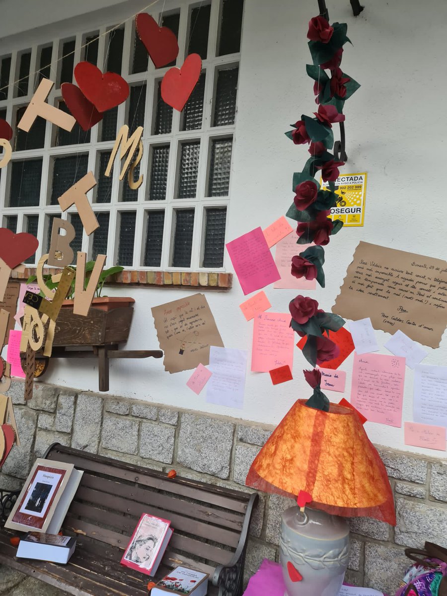 🌹📚 Bossòst celèbre Sant Jòrdi, per miei dera escòla de Sant Ròc e eth quiòsc de Ca La Sabri, e se premanís entà acuélher er hestivau <a href="/Montanhanera/">Black Mountain</a>, damb era decoracion des sòns carrèrs, gràcies ara gent deth Club de Lectura e de totes es vesies e vesins qu’i prenen part.