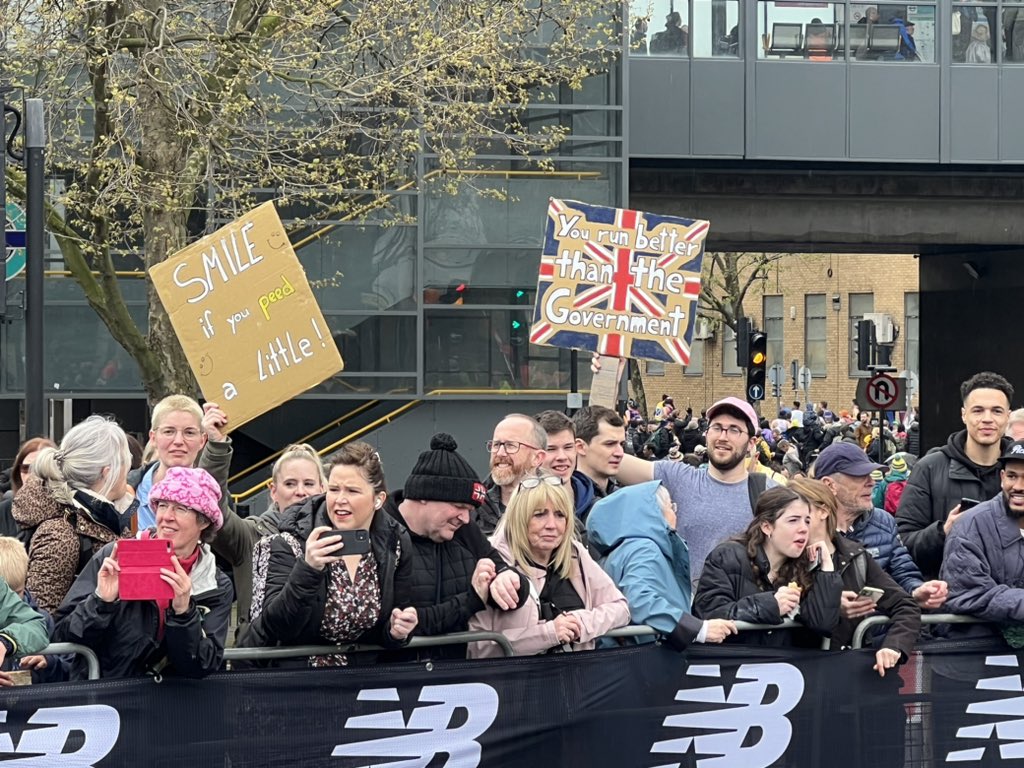 Rumanzz's tweet photo. During London Marathon. https://t.co/pnhtVdYWJO