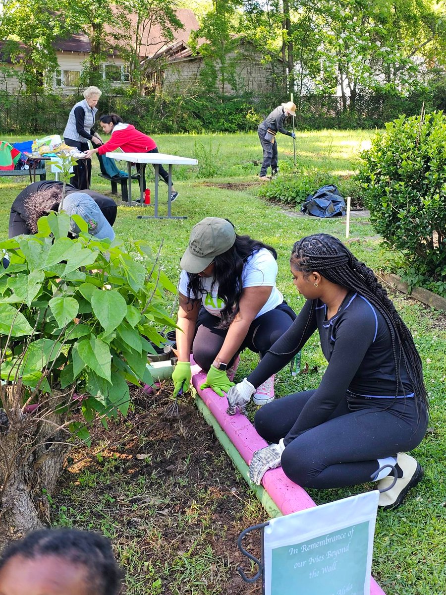 NuOmegaMarshall's tweet photo. Yesterday we enhanced our environment by celebrating Earth Day with Phi Chapter in partnership with Keep Marshall Beautiful. We also built our economic wealth and strengthened our sisterhood by having a spa day. #AKA1908 #NuOmega https://t.co/yiPyP1z7BI