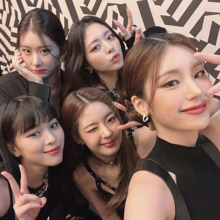 lime_lalsy's tweet photo. #ProtectITZY @ITZYofficial @jypnation 
We would like to ask JYPE to take serious actions regarding this matter and have ITZY security to increase we would not want something to happen for them and their privacy to keep on being invaded by anyone. https://t.co/KXEa3Ge711