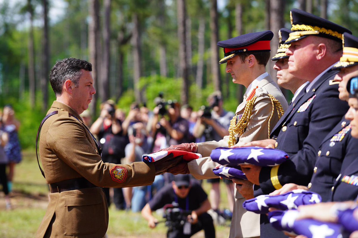 Amazing day for the AMA in Camden over the weekend. Around 3,000 present to witness 2 <a href="/The_SCOTS/">The SCOTS</a> carry the body of a fallen British soldier from the Revolutionary War. He was interred with full honours, with several US soldiers. Adversaries on the battlefield, buried #sidebyside