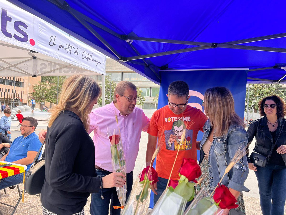Bon Sant Jordi. Avui a la carpa del <a href="/PPC_Girona/">PPC Girona</a> parlant i escoltant a gironins i gironines del que pensen de la nostra ciutat. Fem Girona entre tots.
Gràcies.