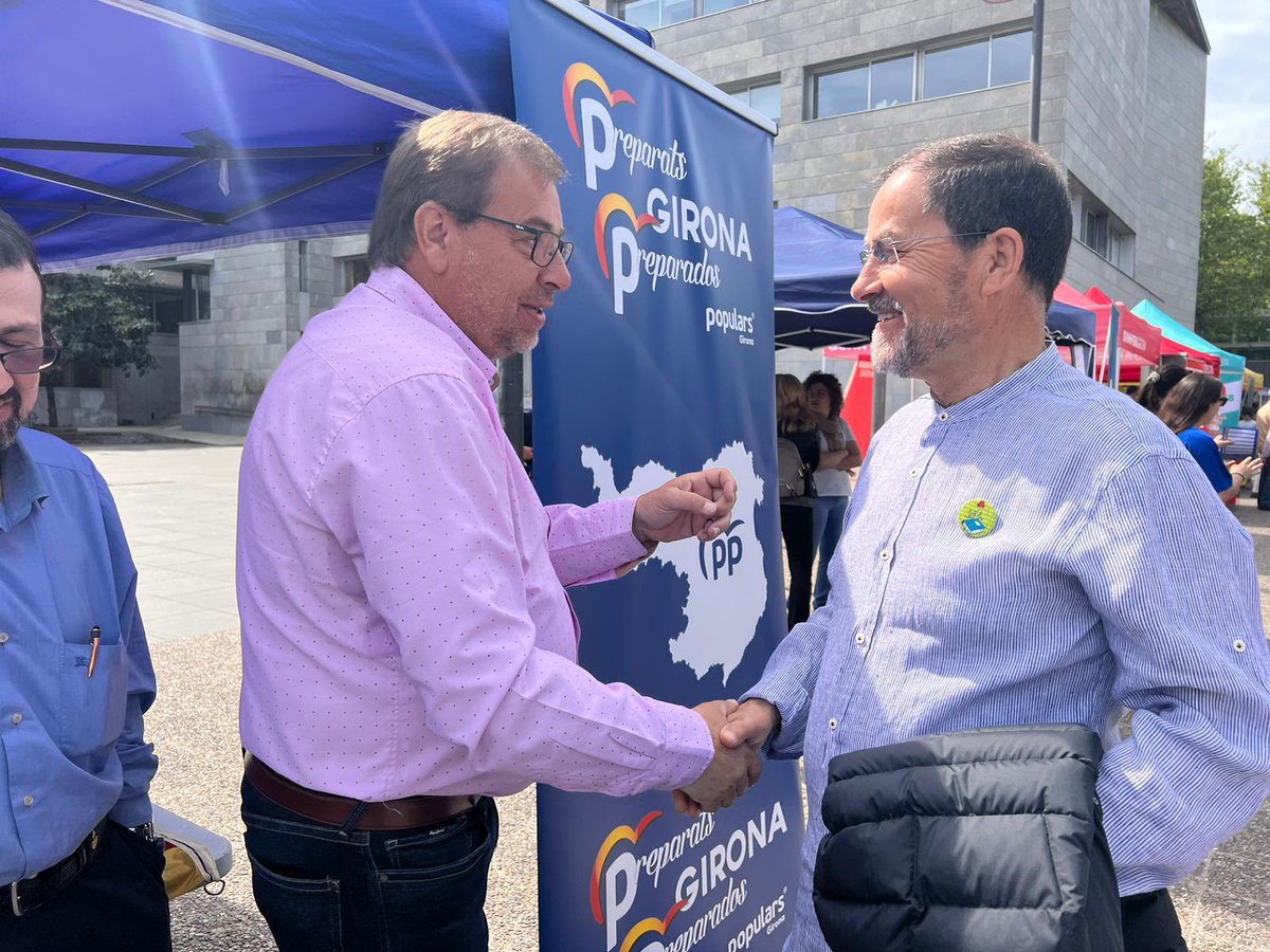 JVerayCama's tweet photo. Bon Sant Jordi. Avui a la carpa del @PPC_Girona parlant i escoltant a gironins i gironines del que pensen de la nostra ciutat. Fem Girona entre tots.
Gràcies. https://t.co/O8pYHTWEHi