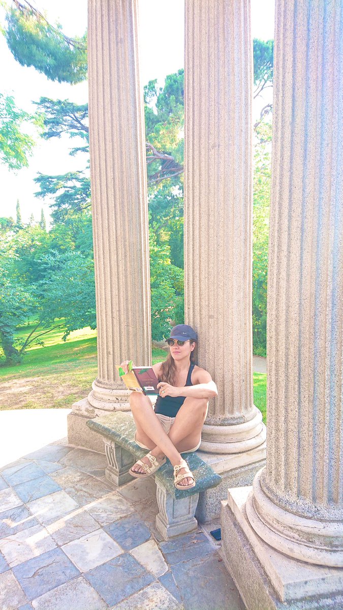 NunezBargueno's tweet photo. Feliz #DiaDelLibro ! Y de #SanJordi2023 Dos de estas fotos las tomé en mi rincón favorito de #Cataluña 💚 I do not know what my life would be like without #books! 📚🌹🐉🧘🏽♀️ #acadowntime #AcademicTwitter https://t.co/dMQqfNxrY2
