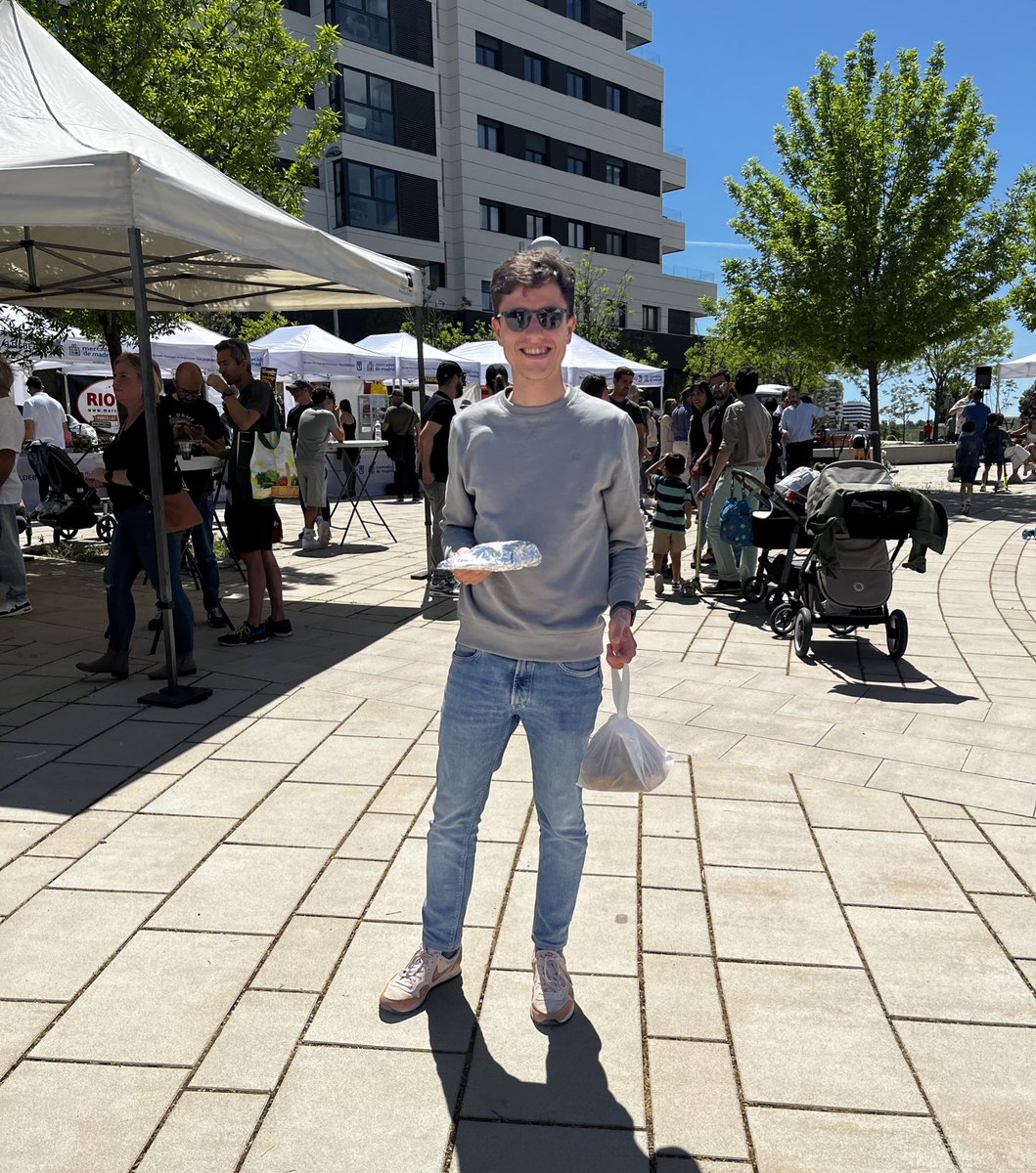 borjaferal's tweet photo. #Hortaleza para mí siempre ha sido barrio. Jugar en el parque con los amigos, ir al colegio o ir a por el pan y a por la fruta.

Disfrutar del día de mercado en #Valdebebas es genial.

Pero sigue faltando el instituto público y el centro de salud!!! 🏫 🏥 @AVValdebebas https://t.co/Yu7ZNM0A0L