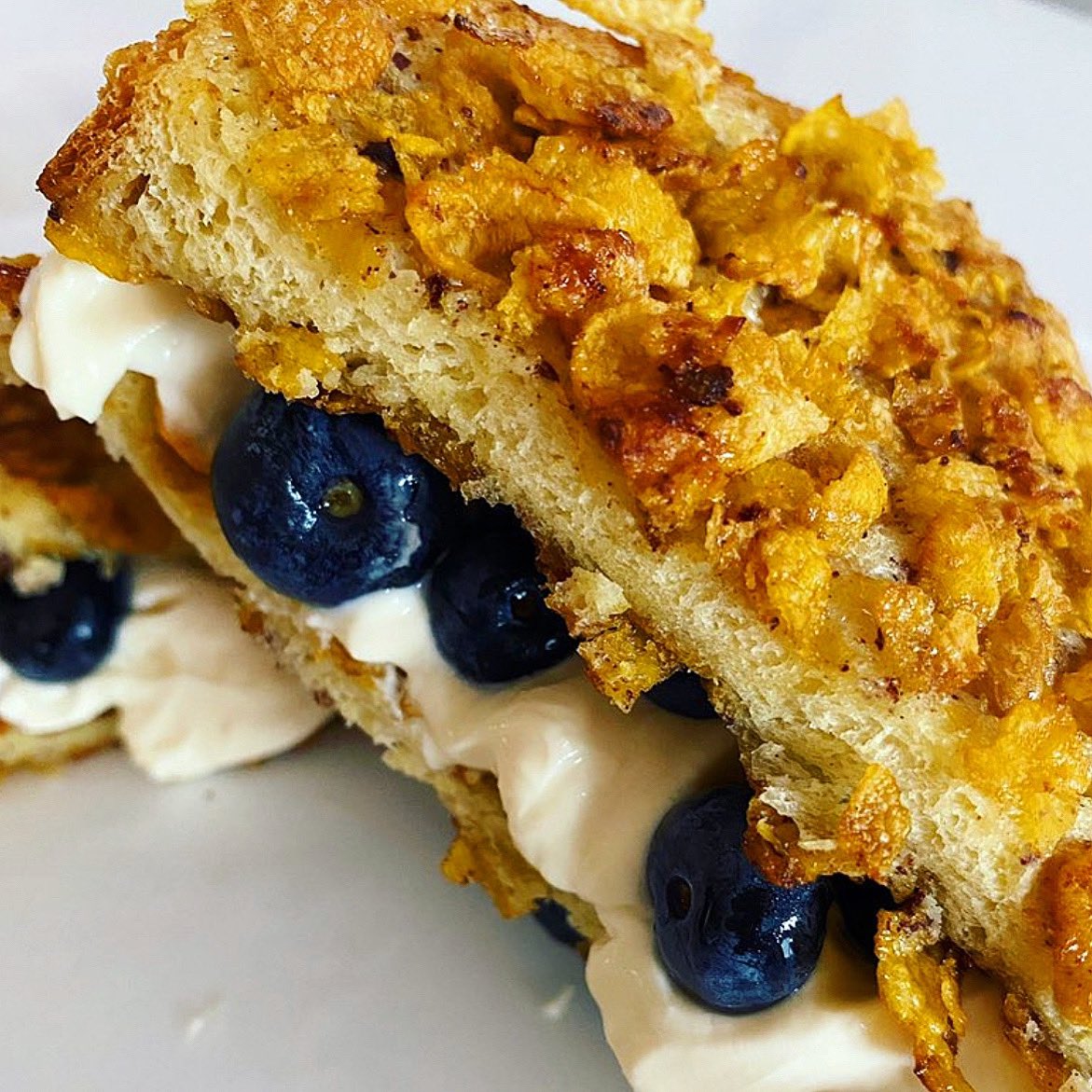 andi_1117's tweet photo. Crispy French toast, coated with corn flakes and dusted with cinnamon. Stuffed with maple cream cheese and fresh blueberries! That’s how we do breakfast on Sunday’s!
Happy Sunday everyone ❤️
#sunday #breakfast #breakfastideas #frenchtoasts https://t.co/PMZtfO2fwI