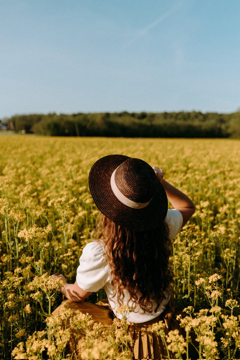 Beautiful Lady in Flowers.
#flowers #plant #flower #sky #happy #hat #grass #agriculture #plants #flowerphotography #natural #discoverearth #welivetoexplore #country #beautifullady #bosslady #flowery #flowerstyle #peopleinnature #naturallandscape
 - BOOKSPARE.COM