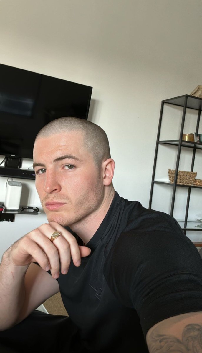 sisikieronlove's tweet photo. damn. @iamkieronmoore really said "my #VampireAcademy contract expired, now I can finally cut my hair" https://t.co/xeDJjREnZW