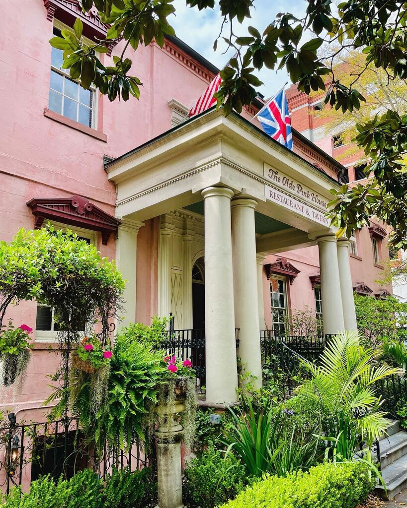 Pink is always in season at the Olde Pink House. 💓 #VisitSavannah [📸 @linesophie_]
.
.
.
#savannah #savannahga #savannahgeorgia #historicsavannah #downtownsavannah #exploregeorgia instagr.am/p/CrrVUgot7nb/