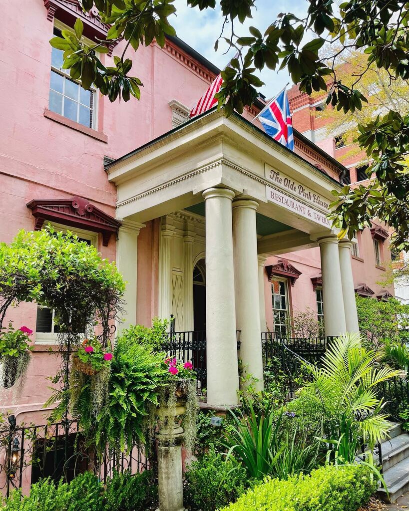 Pink is always in season at the Olde Pink House. 💓 #VisitSavannah [📸 @linesophie_] . . . #savannah #savannahga #savannahgeorgia #historicsavannah #downtownsavannah #exploregeorgia instagr.am/p/CrrVUgot7nb/