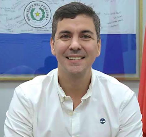 gustavoramos's tweet photo. Santiago Peña, do Partido Colorado formado majoritariamente por conservadores e liberais, provavelmente será eleito presidente do Paraguai, com projeção de 45,5% dos votos.

Em sua plataforma política, defende a modernização do país, o investimento em infraestrutura e a geração de empregos. O partido tem se empenhado em combater a corrupção e melhorar a segurança pública, além de ter uma postura enfática na defesa da democracia e dos direitos humanos.

Peña é considerado um economista brilhante, além de reformista e defensor da redução da dívida do Estado por corte de gastos. Durante seu mandato como Ministro da Fazenda, Peña implementou uma série de reformas fiscais e financeiras que ajudaram a melhorar a eficiência do governo e reduzir a corrupção no país.

São boas as notícias também para a governabilidade: o partido parece prestes a conquistar pelo menos 80% dos territórios do país, além de ter a maior fatia do Senado.

Uma vitória esmagadora, apesar das pesquisas tradicionais recentes dizerem o contrário. A excessão é a  @esentiabrasil, empresa brasileira de monitoramento, pesquisa e estudos comportamentais, que há mais de um mês projetou a vitória folgada de Peña e do Partido Colorado.

Caso se confirme, sua eleição será uma vitória para a direita liberal na América Latina, que teve vitória de líderes de esquerda nas últimas eleições.

#EleccionesPy2023 #PyVota #Paraguai