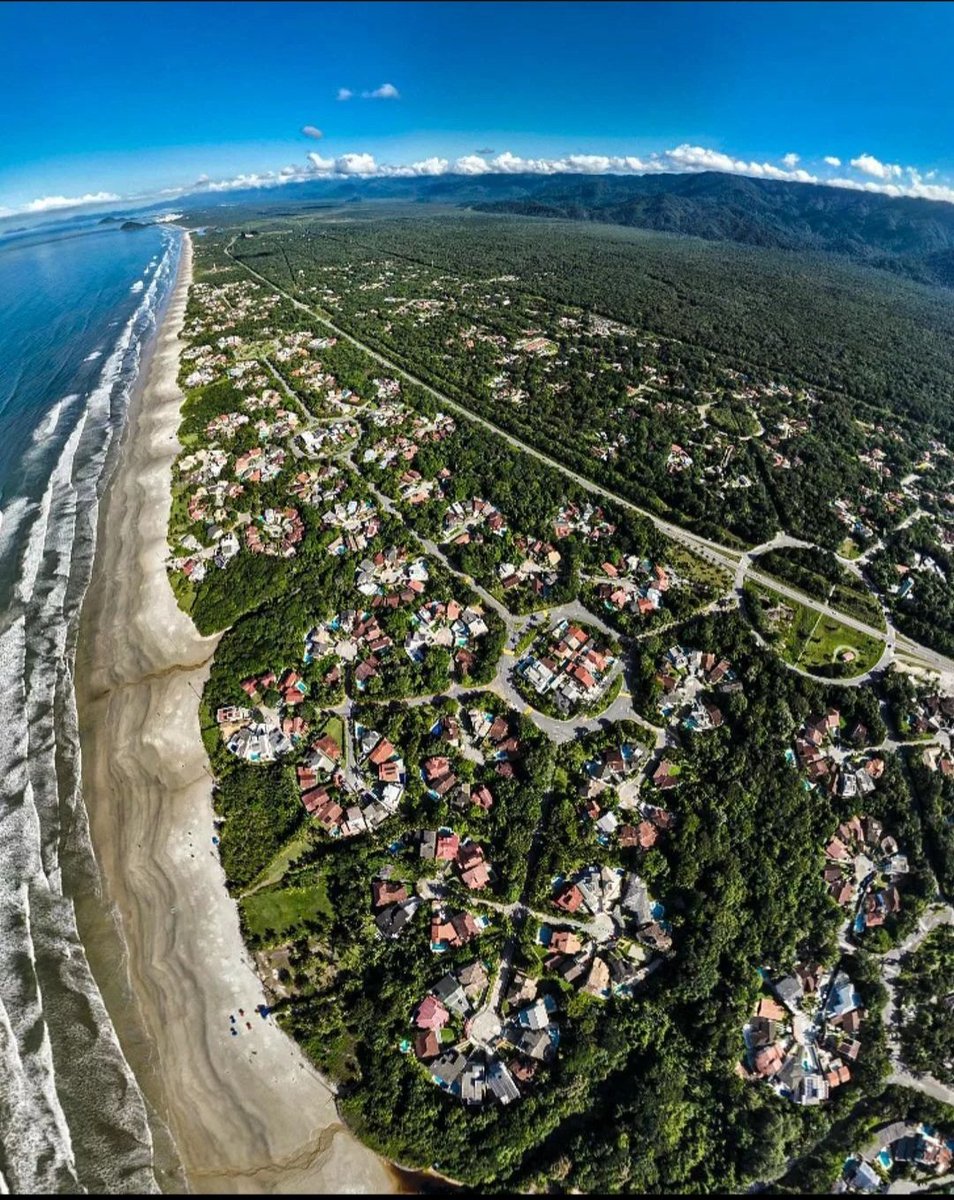 briefzil's tweet photo. Bertioga, Brazil.
-Cool beach
 -not crowded
 -perfect for the weekend (just 2h away from São Paulo)
- barbecue with friends (prime steak for 10 usd/kg) https://t.co/9U9AKwojLE