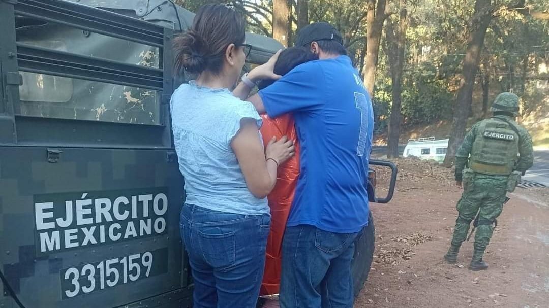 SoyNaucalpan's tweet image. Halla el ejército mexicano a Diana Peña, hace una semana salió de Coacalco y se le perdió la pista, encontrando su vehículo abandonado en #Naucalpan. Afortunadamente fue localizada con vida sobre una carretera federal en #Cuernavaca