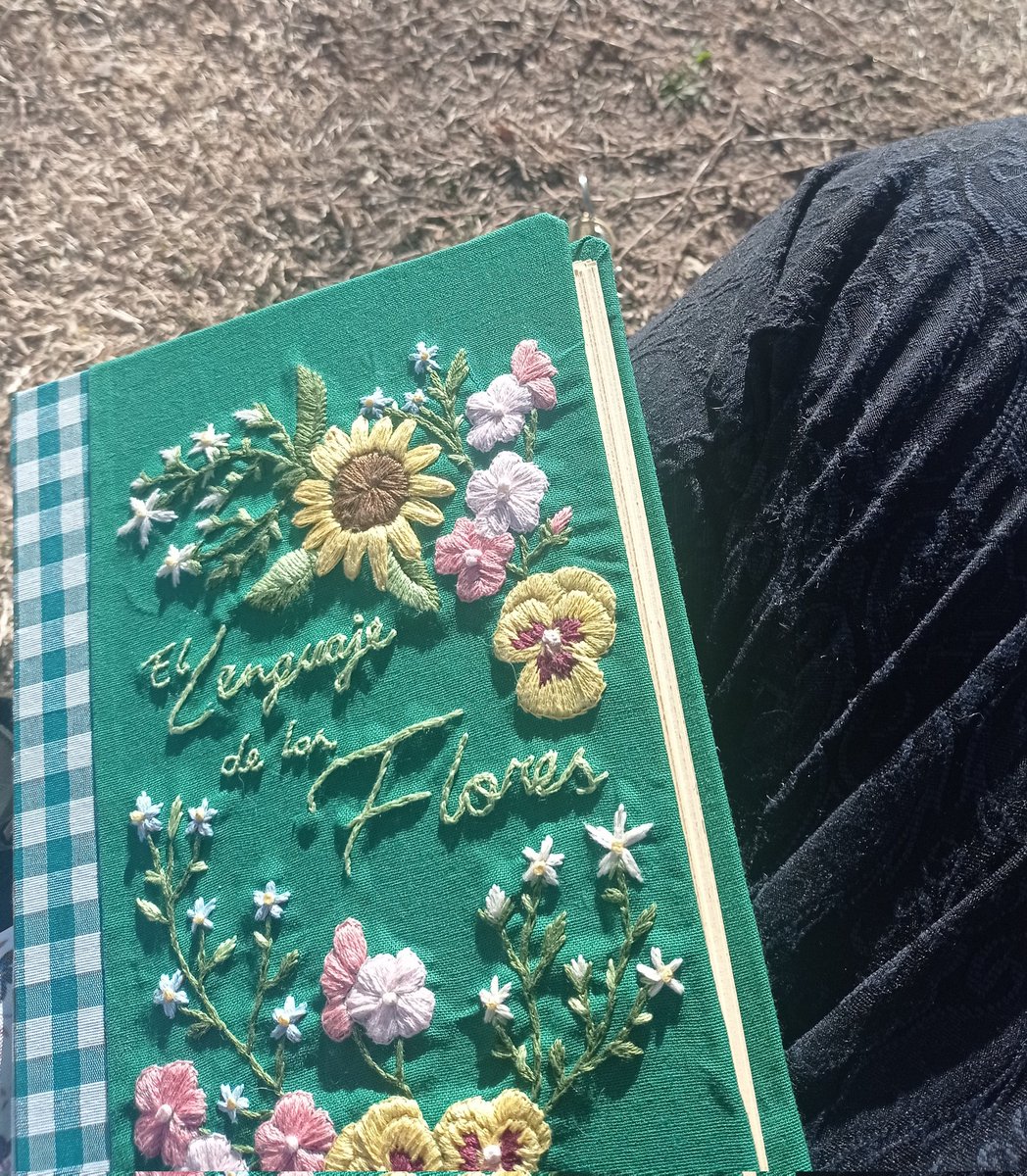 CooffeDelRey's tweet photo. me construyó, bordó, ilustró y escribió un libro de flores con poemas que le hacen acordar a mí, con mensajes ocultos, propiedades mágicas de cada planta, una dedicatoria y una recopilación de las flores y sus significados 💚🤧 never forget https://t.co/CSWADS1YuO