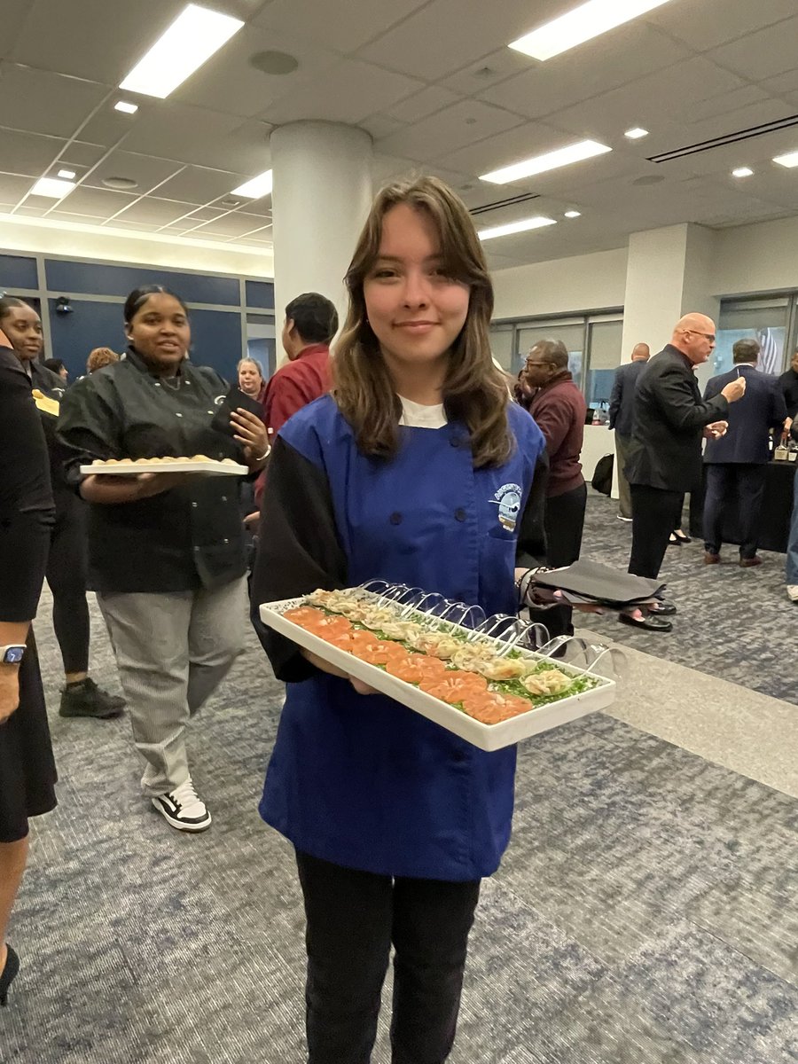 augustmartin_hs's tweet photo. August Martin’s Culinary scholars along with their teacher, Chef Hayes, had the honor of serving at this year’s Escoffier Society and Foundation of the Culinary Arts scholarship fundraiser with Chef Phil DeMaiolo https://t.co/wHzolprVPj