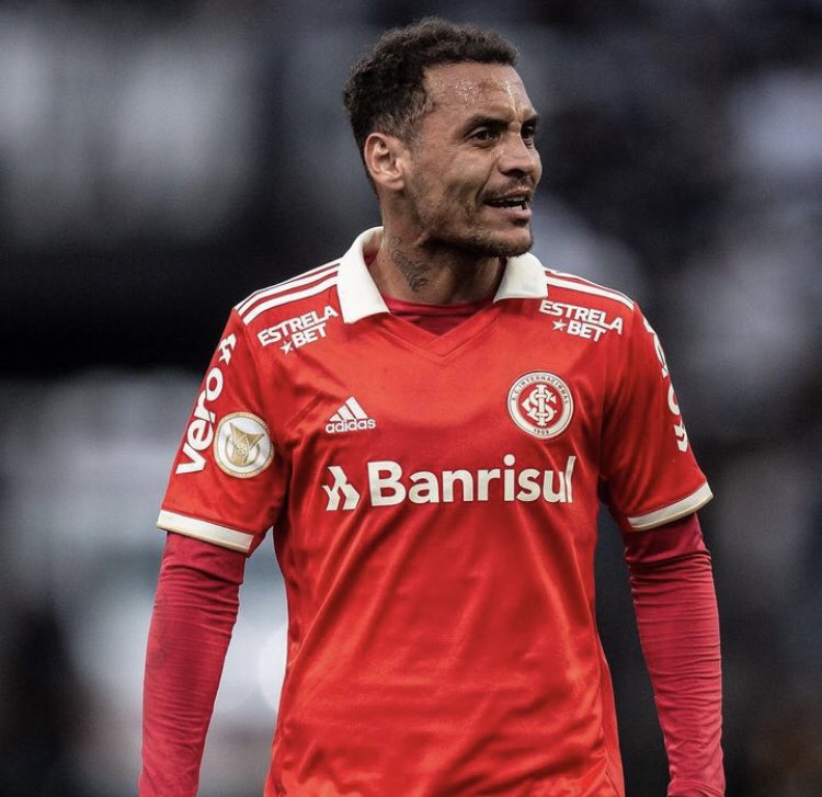 JantadasSCI's tweet photo. O cara entra no segundo tempo e a torcida vibra muito, ele já começa a pedir para o time ir para frente, rapidamente o time já muda de postura e sai o gol. O que dizer sobre um jogador como ele? Impossível achar outra palavra sem ser DIFERENCIADO. 🔥🧙 https://t.co/NFKCjl4fRw