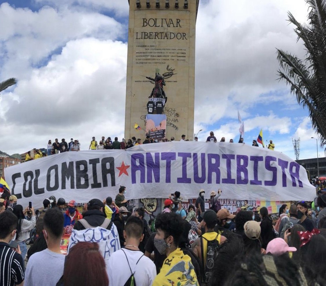 LauAlvarezR_'s tweet photo. ¡Colombia despertó! Y cada vez somos más jóvenes demostrándole nuestro apoyo al gobierno del cambio, la vida y la paz. ¡la invitación es este 1 de mayo! En apoyo al presidente @petrogustavo  #NosVemosEnLaCalle 🇨🇴 https://t.co/rIgVQEeQU6