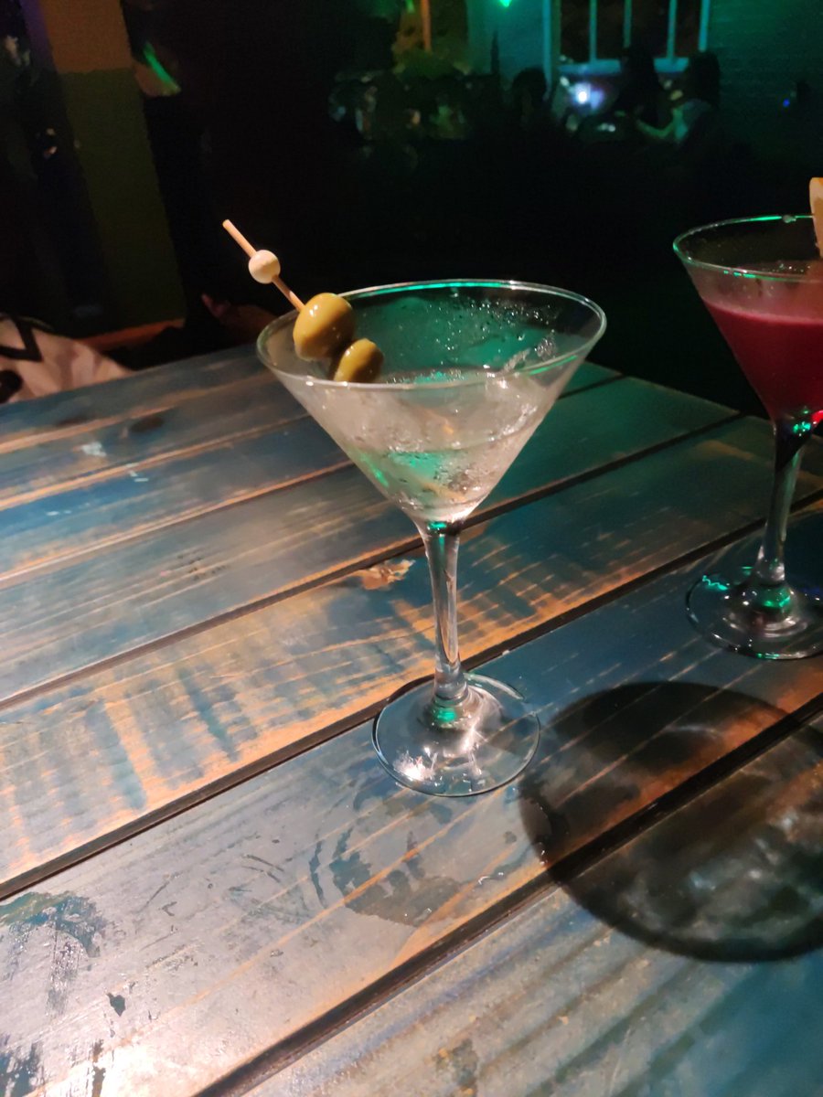Ateuemeio's tweet photo. Dry Martini, que bebida de masoquista PQP https://t.co/ukWjzOanel