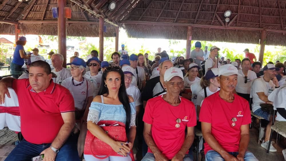 El Mov. de Amistad y Solidaridad mutua Venezuela - Cuba dice presente en el Encuentro Internacional de Solidaridad con Cuba a 200 años de la Doctrina Monroe; hoy en el Centro Laboral del Sindicato del Cemento con delegados(as) de 8 países.
#AbrazandoLaAmistad🇻🇪🇨🇺
@FidelidadACuba