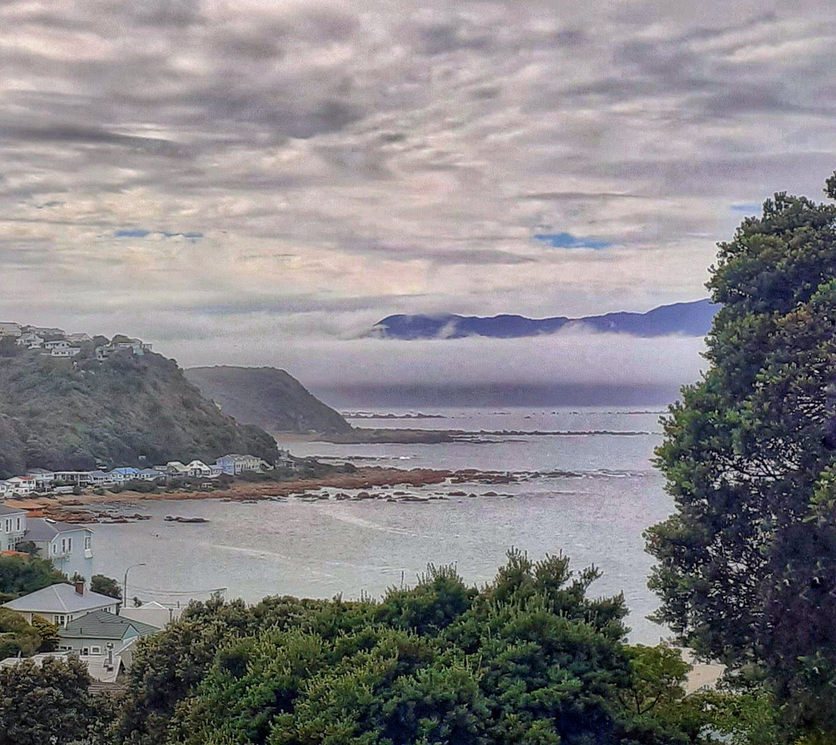 Peter456's tweet photo. Bit of fog at entrance to Wellington Harbour this morning.

Warm autumn day but can feel the rain coming though.

#photograghy #wellington #fog #clouds #weather @MetService https://t.co/3j1kaFKner