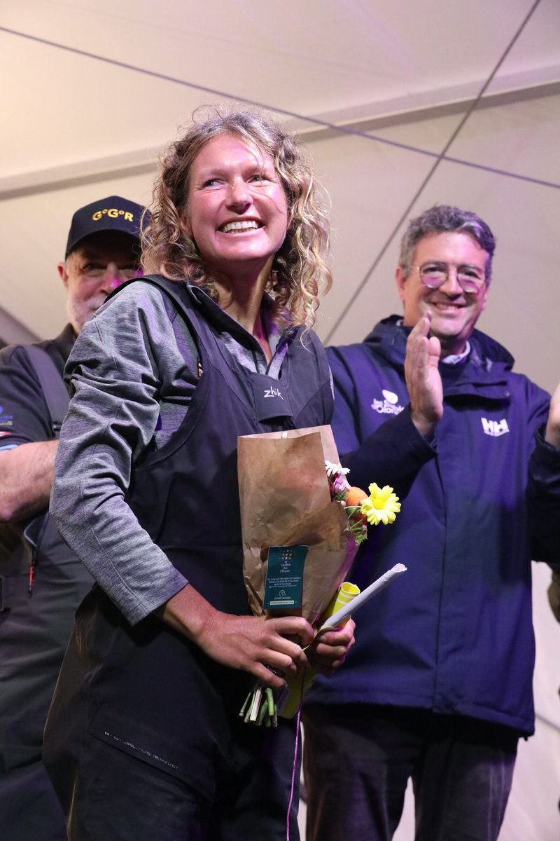 Catherine Chabaud (FRA), légende du Vendée Globe, est venue spécialement saluer et féliciter Kirsten pour sa victoire historique. “Kirsten est à l’image de la course qui prône la simplicité et la sobriété, et c’est ce qui l’a menée à la victoire”