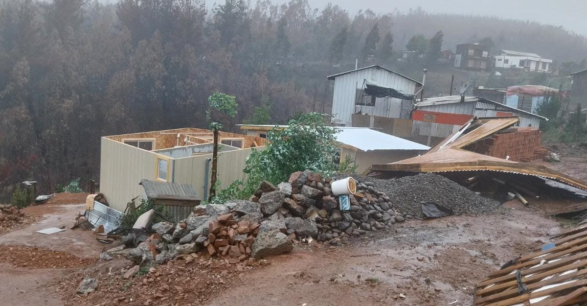 PiaYovanovic's tweet photo. Alguien sabe ¿el nombre de la empresa a que construyó estas casas? ¿Cuánto tiempo tiene dicha constructora? ¿Los dueños son de izquierda? ¿Militantes de algún partido? 
La comunidad merece saber cómo mal gastan la Plata de todos los Chilenos @GobiernodeChile https://t.co/hKfhhMxfsA