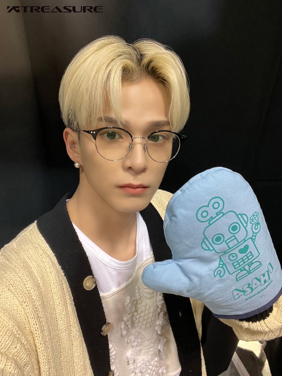 Celebrating the release of Here I Stand by holding a High Touch event directly in Japan, Osaka with Treasure Makers. And a selfie has arrived from me, using gloves that are designed to match each member's representative emoji, the gloves that we and Teume use for High Touch.