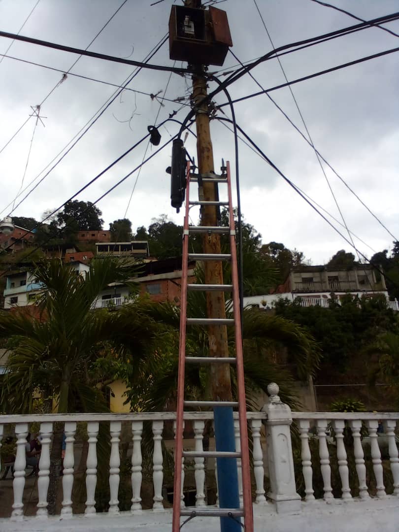salaprensaCantv's tweet photo. #30Abr Personal técnico de Cantv restablece los servicios de telefonía e Internet a hogares y comercios en el sector Araira, en Guatire, Edo. Miranda, en el marco de la atención que realiza la Empresa a los reportes recibidos a través de la VenApp del 1X10 del Buen Gobierno. https://t.co/nOQmssZdrG