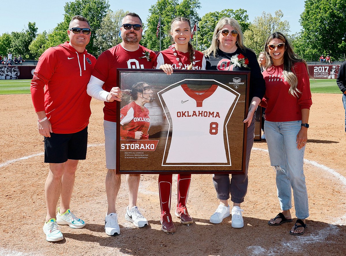 OU_Softball's tweet photo. Give them 𝐚𝐥𝐥 the flowers 💐 https://t.co/g0w6SAPVgK